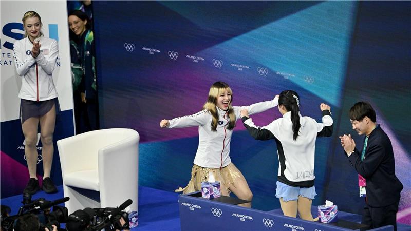 Rührender Moment: Olympiasiegerin Alysa Liu (l) und Bronzemedaillengewinnerin Ami Nakai (r) aus Japan freuten sich für- und miteinander.