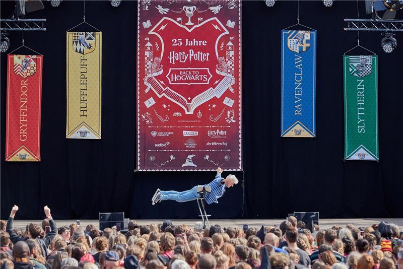 4453 Harry Potter knacken in Hamburg den Weltrekord Rufus Beck, Schauspieler, liest auf der Bühne am Rathausmarkt aus Harry Potter.