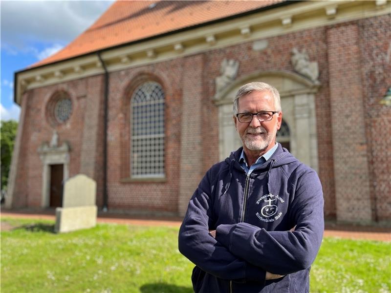 Ruhestand: Diakon Volker Puhl-Mogk vor „seiner“ Kirche in Estebrügge. Foto: Vasel