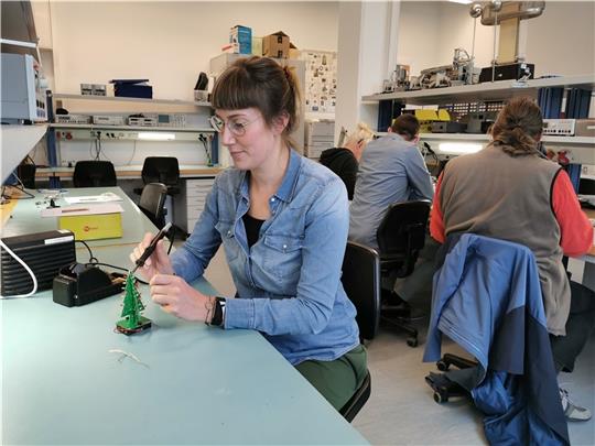 Ruhig und konzentriert lötet Luisa Hinz im Workshop die Spitze ihres Tannenbaums an. Foto: Hochschule 21