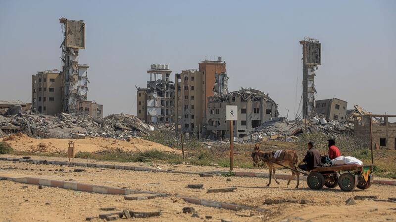 Sechs Monate Gaza-Krieg: Mehr als 13.800 tote Kinder Ruinen von Gebäuden, die bei israelischen Angriffen im zentralen Gazastreifen zerstört wurden.