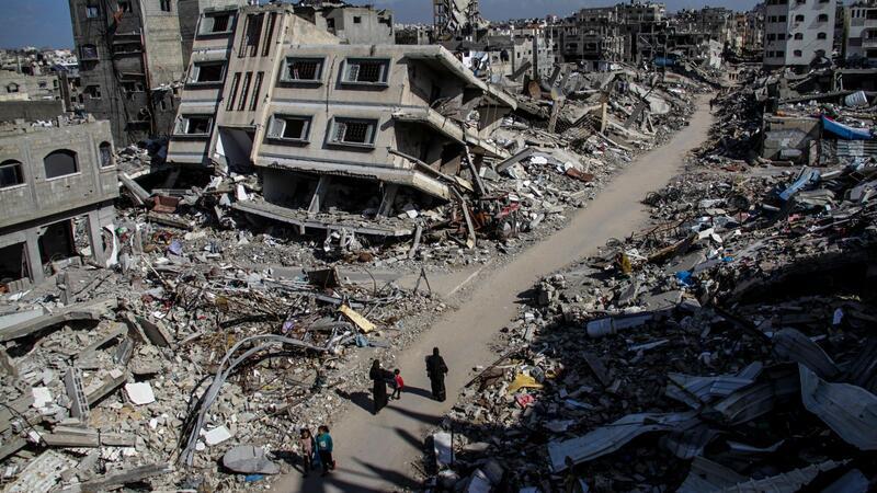Erneut Waffenruhe im Gaza-Krieg gefordert Ruinen von Gebäuden im Gazastreifen, die durch israelischen Luftangriff zerstört wurden. Es bleibt bei Unstimmigkeiten über den weiteren Verlauf im Gaza-Krieg.