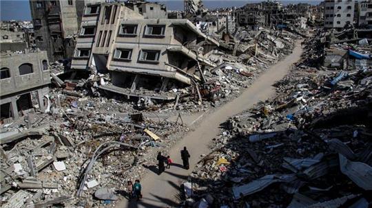 Ruinen von Gebäuden im Gazastreifen, die durch israelischen Luftangriff zerstört wurden. Es bleibt bei Unstimmigkeiten über den weiteren Verlauf im Gaza-Krieg.