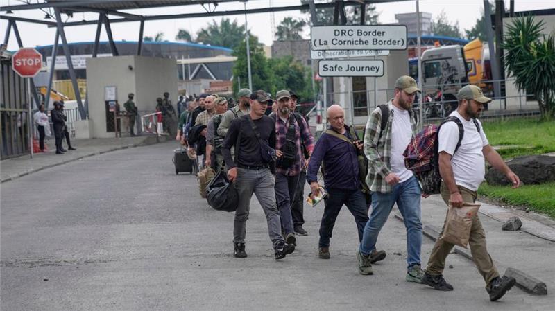 Vereinzelter Widerstand in Goma hält an - Kliniken überfüllt Rumänische Söldner werden am Grenzübergang Gisenyi zwischen Kongo und Ruanda freigelassen.