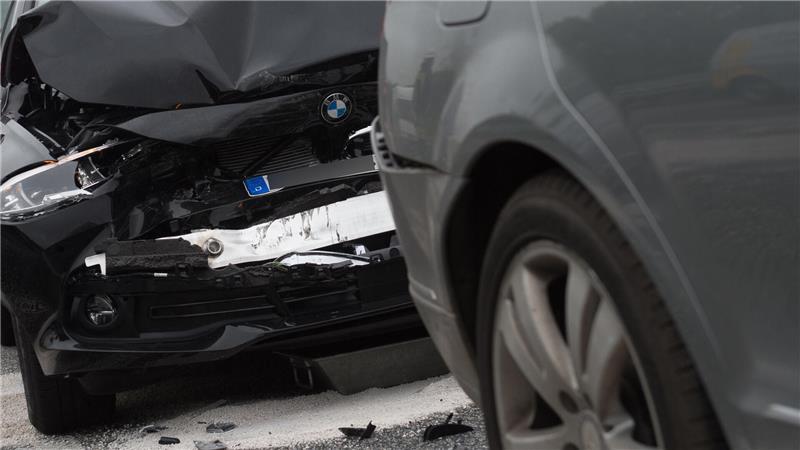 „Rumms“ - ein Unfall ist im Stadtverkehr schnell passiert - der Streit über Haftung kann dagegen länger dauern und oft auch vor Gerichten landen.