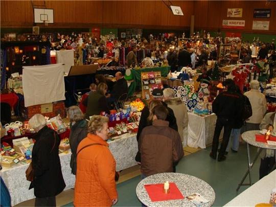 Rund 100 Aussteller, vor allem Hobby-Heimwerker, präsentieren ihre Produkte beim Kunstmarkt in der Dreifachturnhalle Drochtersen.