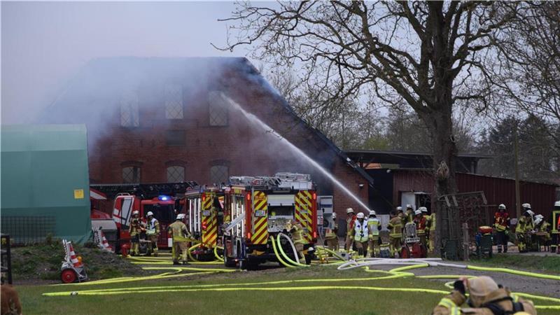 Rund 100 Einsatzkräfte rückten am Mittwochnachmittag zur Kötermoorer Straße aus, weil dort ein Bauernhof in Flammen stand.