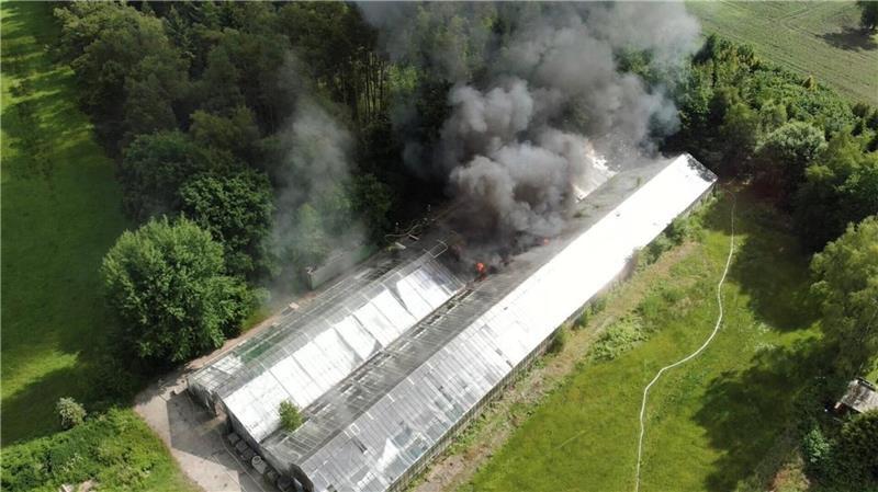 19-Jähriger kracht auf Flucht in Streifenwagen – Auto in Flammen Rund 100 Einsatzkräfte waren bei dem Großbrand am Donnerstagvormittag in Drangstedt im Einsatz.