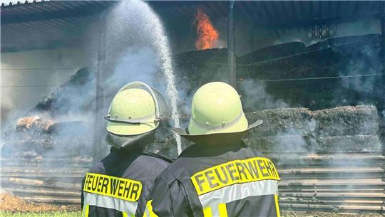 Rund 100 Feuerwehrleute sind in Deinste im Großeinsatz.