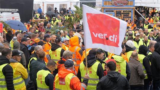 Rund 1.000 Beschäftigte gingen auf die Straße.