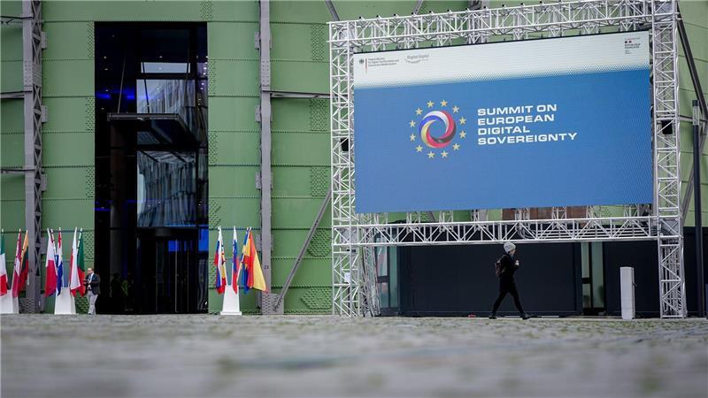 Rund 1.000 Gäste aus Frankreich, Deutschland und anderen EU-Ländern trafen sich auf dem EUREF-Forschungscampus in Berlin und diskutierten über digitale Souveränität. 