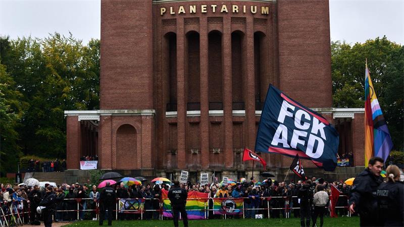 Rund 1.000 Menschen haben in Hamburg gegen Rechtsextremismus demonstriert. 