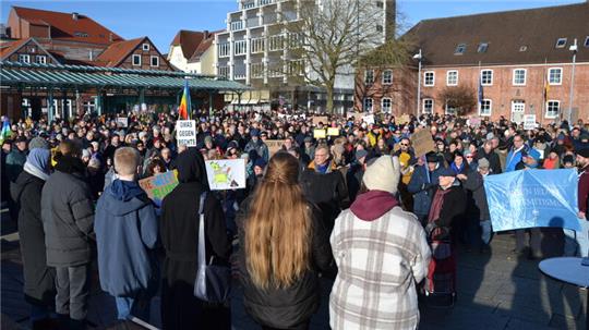 Rund 1000 Menschen kamen nach Auskunft der Veranstalter am Sonnabend auf den Platz Am Sande, um ein Zeichen gegen Rechtsextremismus zu setzen.