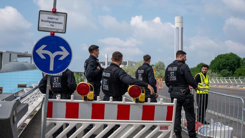 Steinmeier sieht „härtere Jahre“ kommen Rund 1000 Polizistinnen und Polizisten sorgten zwischen Reichstag und Kanzleramt für die Sicherheit.