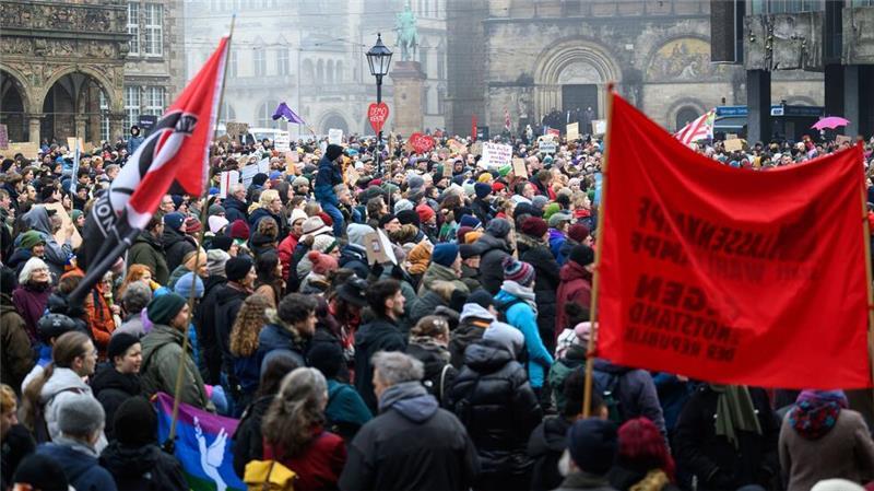Rund 10.000 Menschen demonstrieren in Bremen gegen die gemeinsame Abstimmung von Union und AfD für eine schärfere Migrationspolitik.