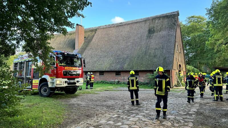 Brennendes Reetdachhaus: Feuerwehr muss Fahrzeug zum Brand schieben Rund 120 Einsatzkräfte waren letztlich in Wittstedt im Einsatz.