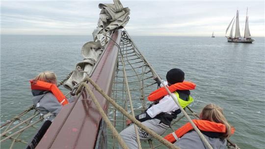 Rund 120 Konfirmandinnen und Konfirmanden aus dem Landkreis Stade verbringen eine Woche auf dem Ijsselmeer.