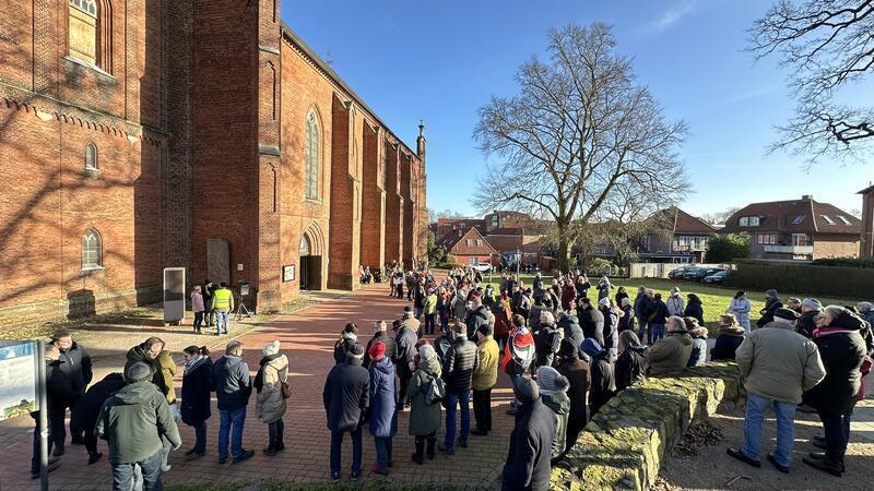 Stader Mahnwache: Bis zu 600 Menschen füllen Platz Am Sande Rund 120 Menschen versammelten sich zeitgleich zur Stader Mahnwache in Harsefeld.