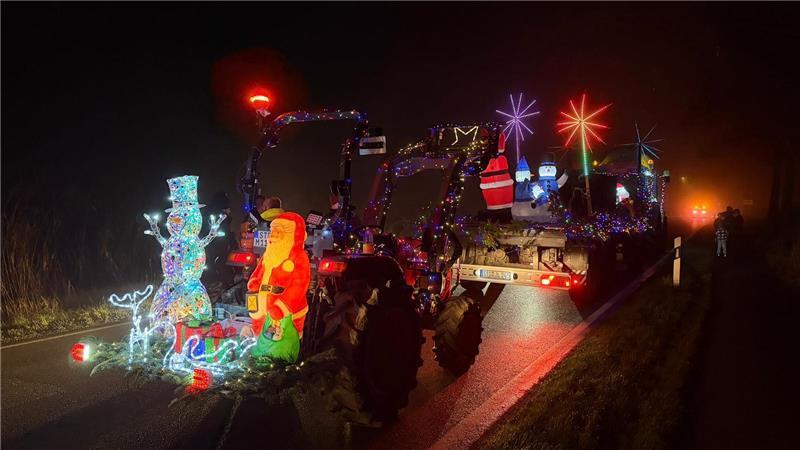 Geschmückte Traktoren fahren auf einer Straße.