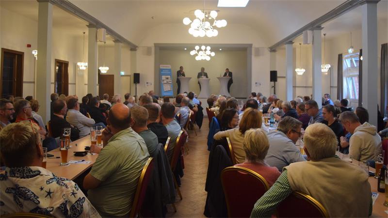 Fairer Schlagabtausch im Alten Land – bis Dehmel dieses Thema anspricht Rund 130 Besucher verfolgten die Diskussion der beiden Bürgermeisterkandidaten.
