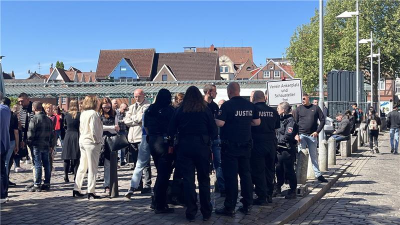 Rund 150 Leute warteten Am Sande.