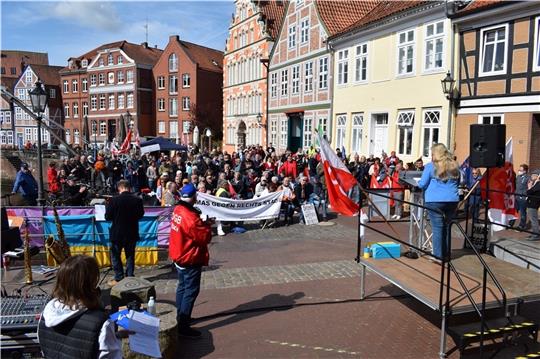 Rund 150 Menschen troffen sich am Sonntag, um gemeinsam den Tag der Arbeit zu begehen. Foto: Wisser