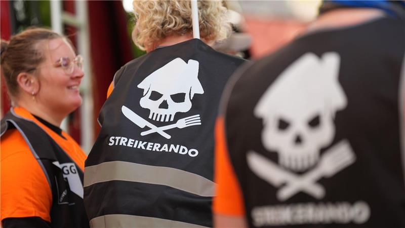 Rund 150 Lieferando-Fahrer demonstrieren gegen Entlassung Rund 150 Teilnehmer bei der Demonstration gegen Entlassungen bei Lieferando.