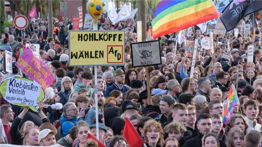 Rund 1500 Teilnehmer demonstrierten am Freitagabend in Buxtehude gegen die AfD.