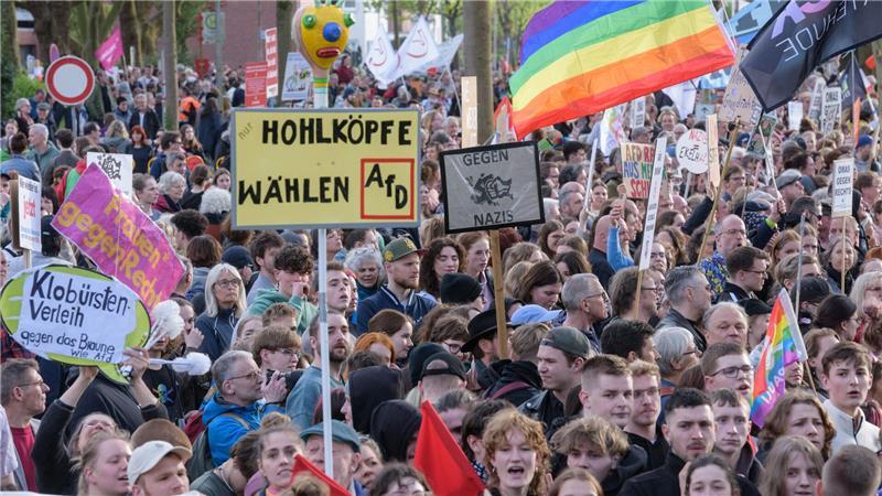 Rechtsextreme AfD gründet vierten Ortsverband im Kreis Stade Rund 1500 Teilnehmer demonstrierten während des Europawahlkampfs in Buxtehude gegen die AfD.