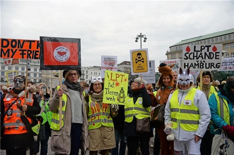 Rund 1500 Tierschützer demonstrierten am Sonnabend vor dem Hamburger Rathaus für die Schließung aller LPT-Labore. Foto: Lenthe