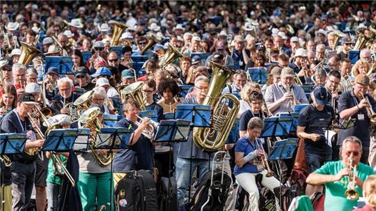 Rund 15.000 Blechbläserinnen und -bläser spielen auf dem Eröffnungsgottesdienst auf der Moorweide.