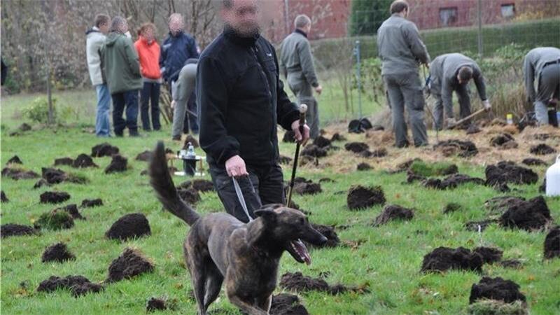 Rätsel um Nancy Köhn: Polizei kennt den Mörder - hat aber keine Beweise Rund 20 Beamte hatten im November 2018 auf dem Grundstück des Paares, auf dem das Haus stand, rund 1000 Löcher ausgehoben, damit Leichenspürhunde Witterung aufnehmen konnten. Doch die Aktion brachte keinen Erfolg.