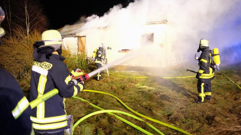 Dichter Rauch über Himmelpforten: Feuer zerstört Wohnhaus Rund 20 Feuerwehrleute der Ortswehren Himmelpforten und Breitenwisch waren im Einsatz.