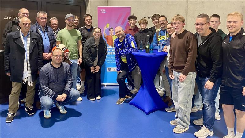 Handball-Schiedsrichter: Zwischen Leidenschaft und lautstarker Kritik Rund 20 Schiedsrichter haben sich mit dem Gespann Hillebrand/Umbescheidt ausgetauscht.