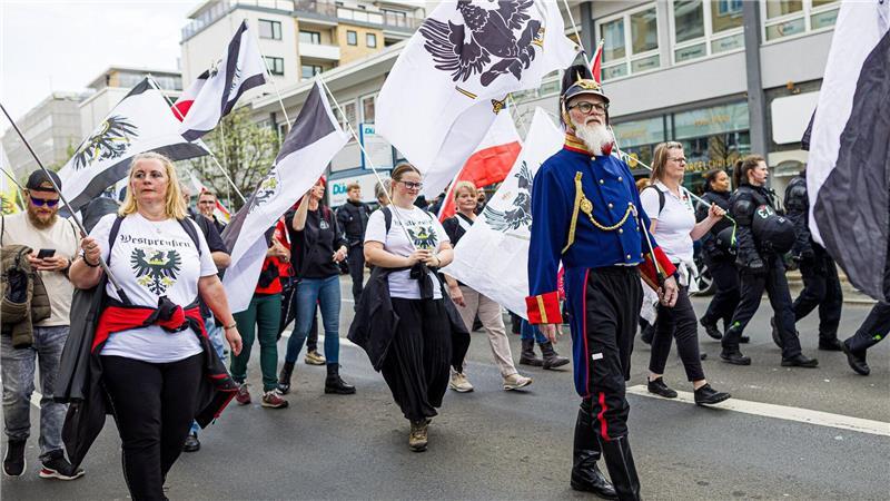 Rund 200 Menschen zogen bei einem Treffen mit Teilnehmerin aus der „Reichsbürger“-Szene durch Braunschweig. 