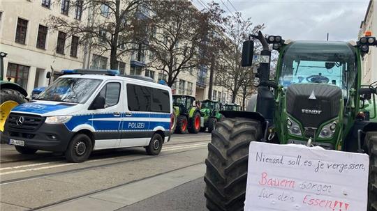 Rund 200 Teilnehmer seien vor Ort gewesen. Sie hätten ihre Maschinen rund um den Veranstaltungsort geparkt und Feuer angezündet.