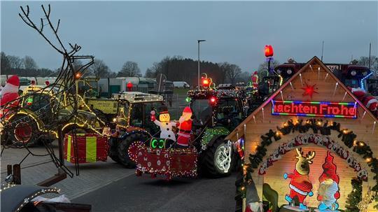 Rund 200 hell gestaltete Schlepper starten zur Geest-Tour von Apensen aus.
