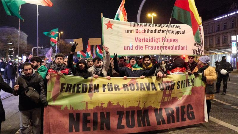 Rund 2.000 Menschen nahmen an der Demo nach Polizeiangaben teil. 