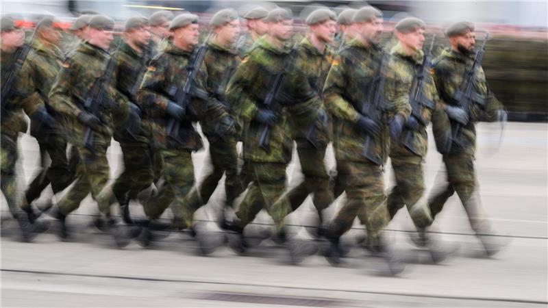 Rund 200.000 junge Leute sind schon aufgefordert worden, den Fragebogen zum Wehrdienst auszufüllen. (Archivfoto)