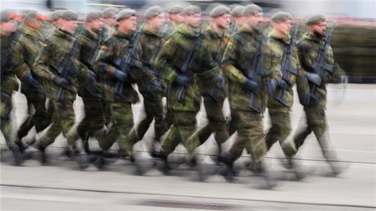 Rund 200.000 junge Leute sind schon aufgefordert worden, den Fragebogen zum Wehrdienst auszufüllen. (Archivfoto)