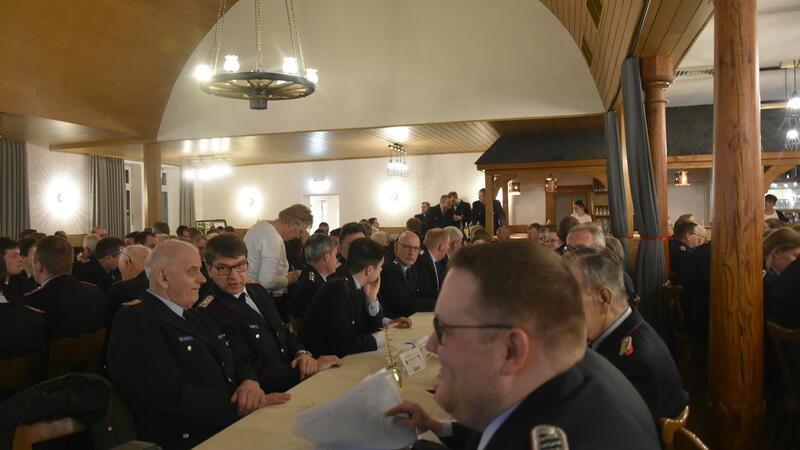 Rund 220 Feuerwehrleute kamen zur Gesamtwehrversammlung ins Deutsche Haus in Mulsum.