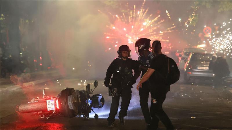 Rund 780 Festnahmen in Frankreich: Krawalle nach PSG-Triumph Rund 22.000 Polizisten waren landesweit im Einsatz.