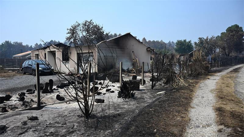 Feuer flammen immer wieder auf – „Wir kämpfen Baum um Baum“ Rund 240 Häuser wurden ein Raub der Flammen.