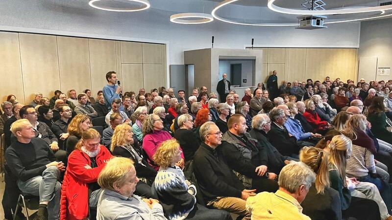 Buxtehude in der NS-Zeit: Das Schweigen ist endlich gebrochen Rund 240 Interessierte verfolgen die Buchpräsentation mit anschließendem Publikumsgespräch in der Aula Süd in Buxtehude.