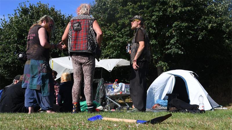 Rund 25 Zelte waren am Montag auf der Wiese des Punk-Protestcamps auf Sylt aufgebaut.
