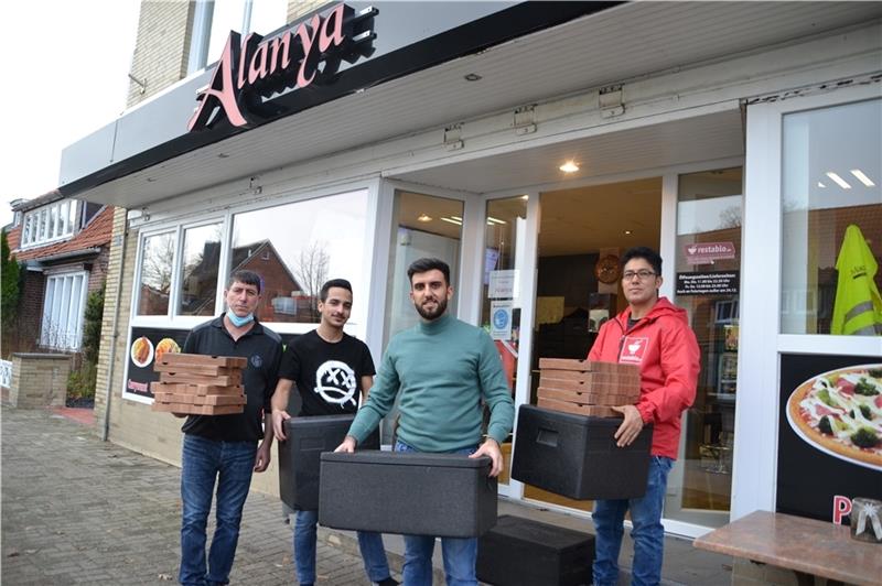 Rund 250 Pizzen spendiert der Familienbetrieb Alanya aus Oldendorf in dieser Woche pflegendem und medizinischem Personal. Fahrer Mahammal Quasim Ghafouri, Sirac Topcu, Praktikant Eyad Almuraai und Topcu senior (von rechts) haben alle Hände 