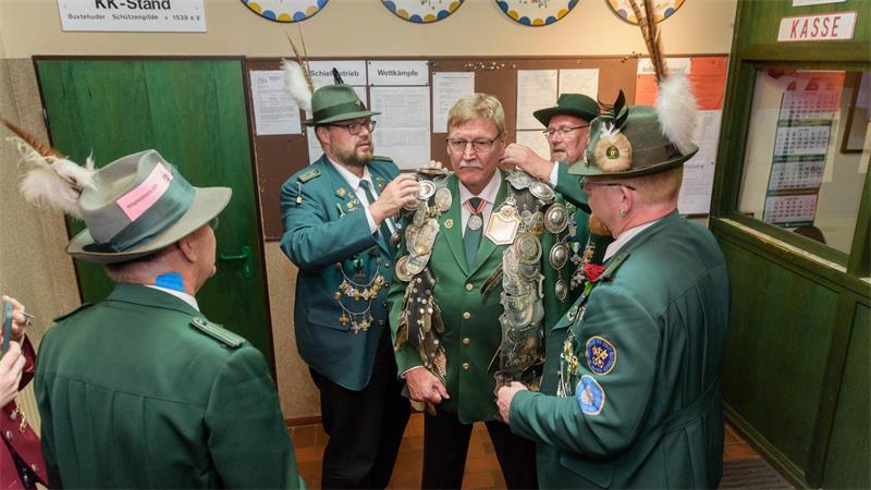 Zapfenstreich in Buxtehude: Das steckt hinter der Schützenfest-Tradition Rund 27 Kilogramm wiegt die Königskette der Buxtehuder Schützengilde.