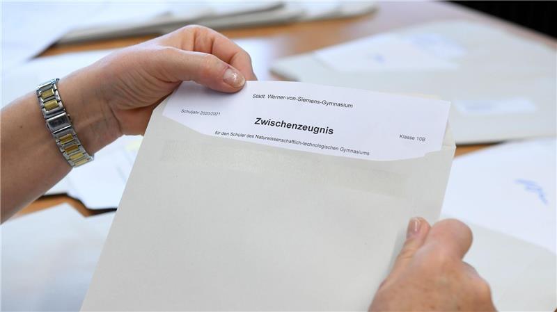 Rund 270.000 Schülerinnen und Schüler erhalten in Hamburg ihre Zwischenzeugnisse. (Symbolbild)