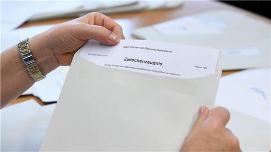 Rund 270.000 Schülerinnen und Schüler erhalten in Hamburg ihre Zwischenzeugnisse. (Symbolbild)