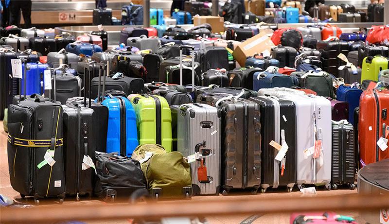 Rund 280.000 Fluggäste und etwa 2200 Flugbewegungen werden vom 23. Dezember bis zum 2. Januar erwartet. Foto: Jonas Walzberg/dpa